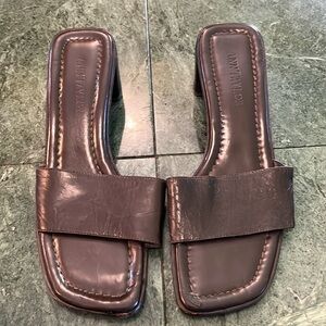 Beautiful Ann Taylor slide w fashionable heel